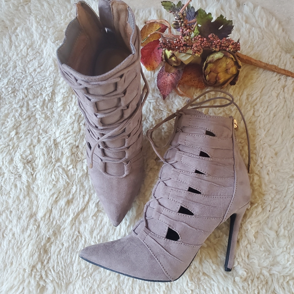EUC Anne Michelle sz7.5 nude suede pointy toe heel